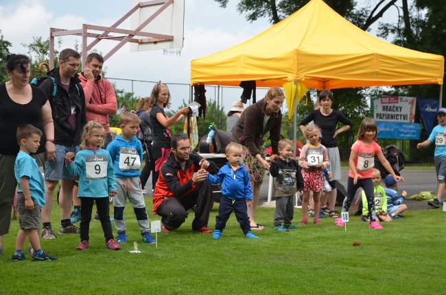 Benjamínci se připravují k hodu kriketovým míčkem