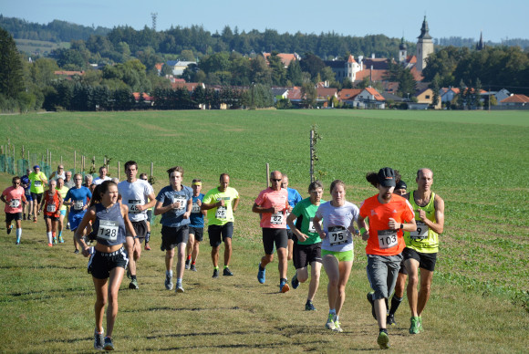 Běžci na startu 7km tratě s Telčí v pozadí